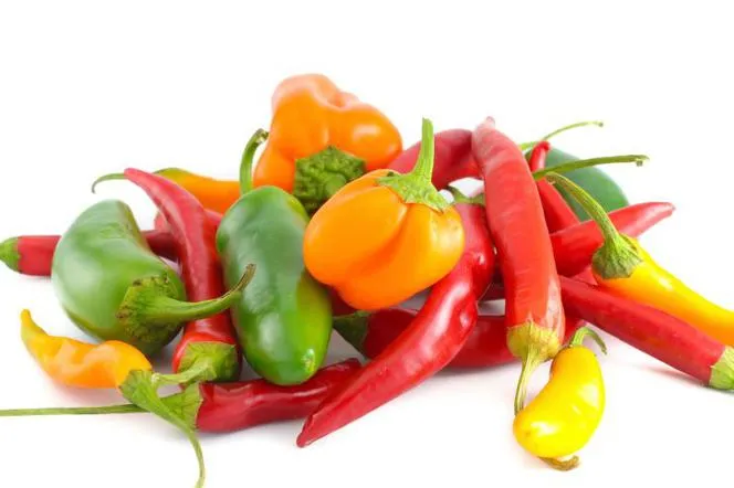 r&oacute;żne kolory papryki słodkiej i ostrej