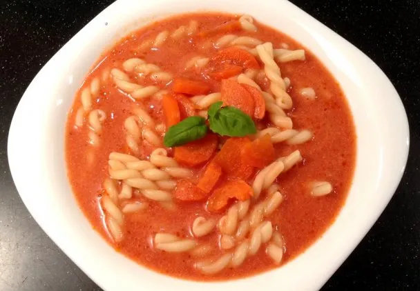 zupa pomidorowa z ryżem i makaronem