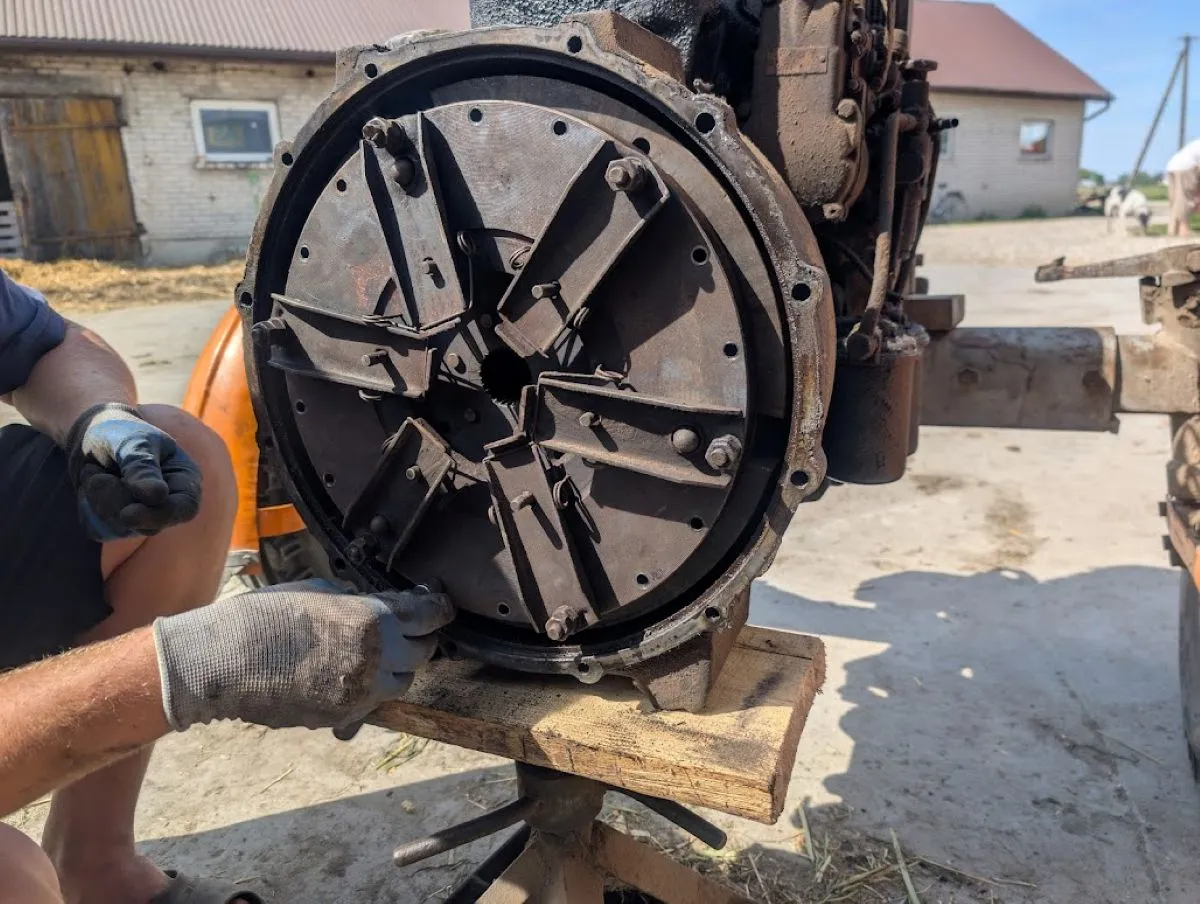 regulacja sprzęgła Ursus C-360 okienko rewizyjne