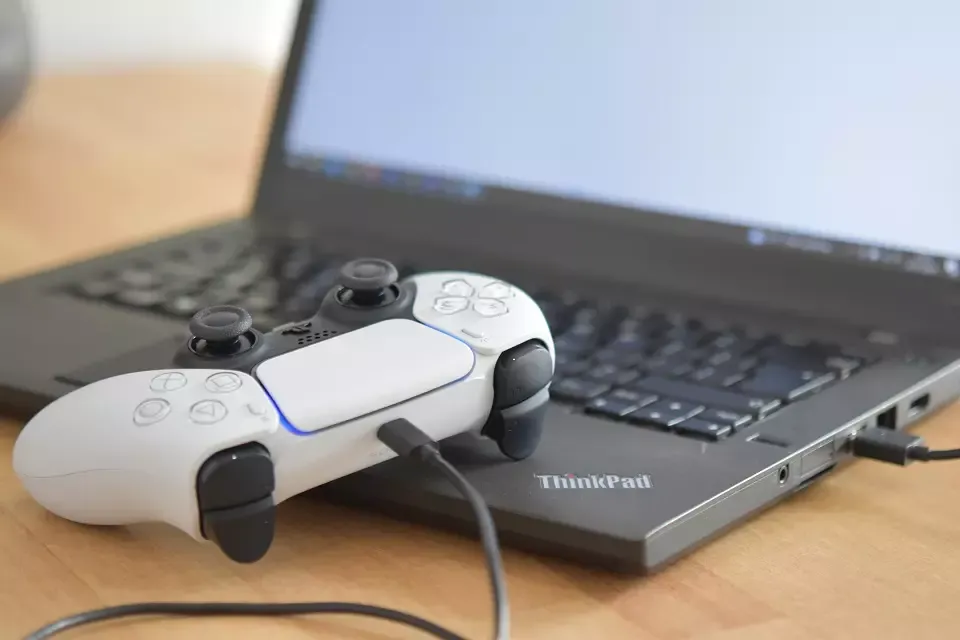 DualSense podłączony do PS5 kablem USB