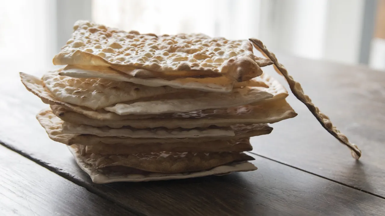 Różne rodzaje pieczywa maca na stole