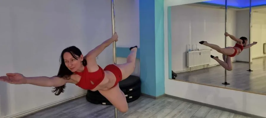kobieta trenująca pole dance w studio