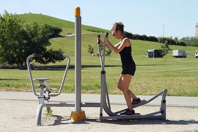 Osoba ćwicząca na siłowni i osoba biegająca w parku