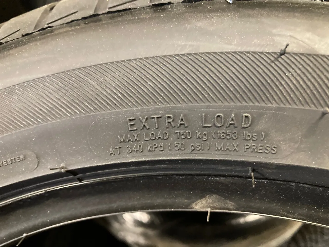 oznaczenie XL na boku opony