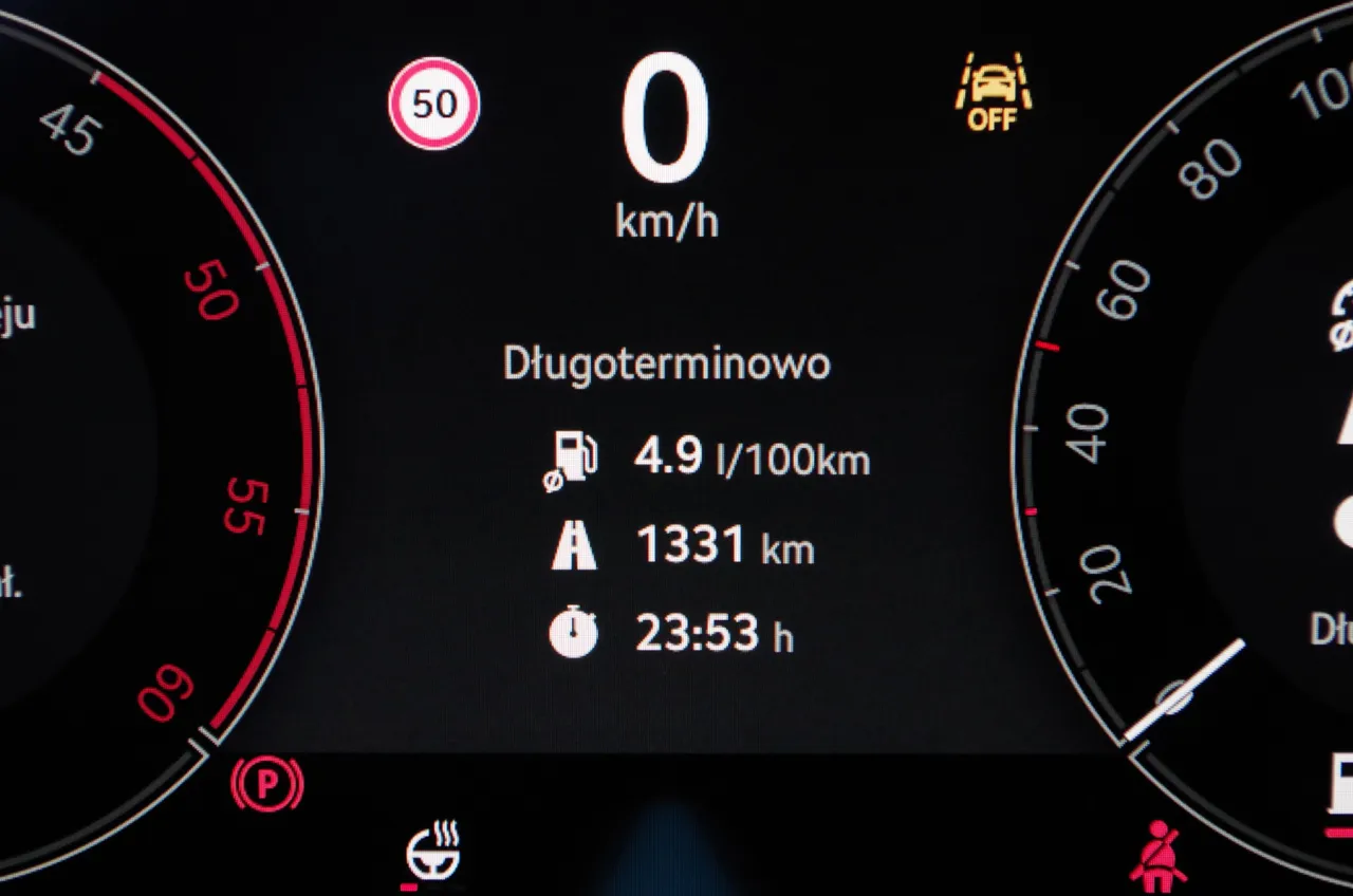 Na wyświetlaczu Octavii widać spalanie 4.9l/100km, dystans 1331km i czas 23:53h. Pojemność baku nie jest widoczna.