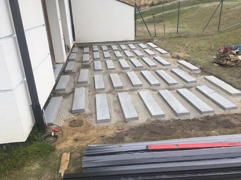 Rodzaje konstrukcji tarasu na gruncie na słupach płyta betonowa