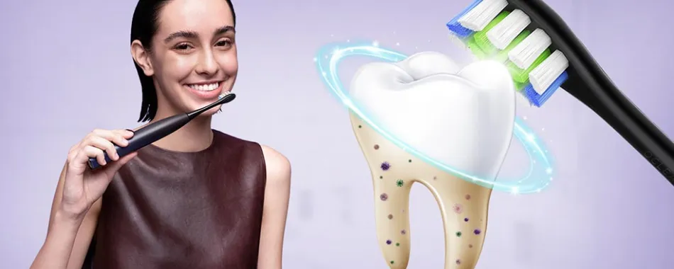 Szczęśliwa osoba myjąca zęby szczoteczką soniczną uśmiech