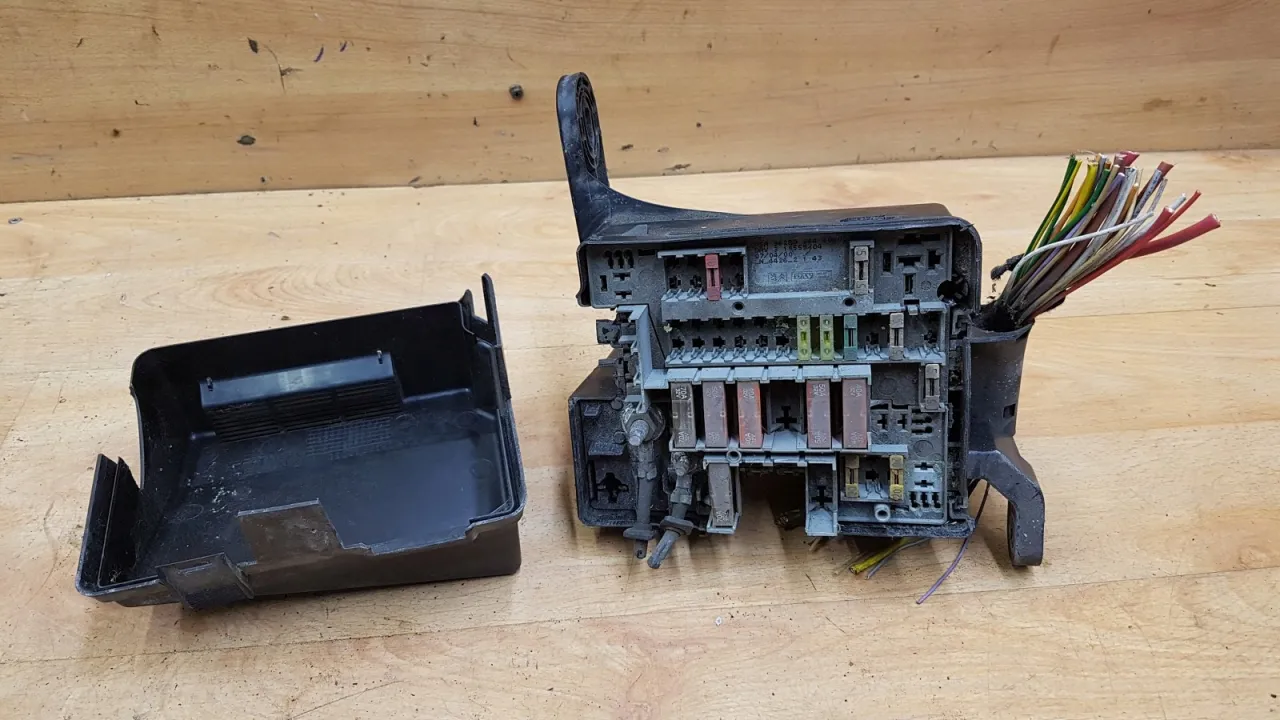 Peugeot 206 skrzynka bezpiecznik&oacute;w