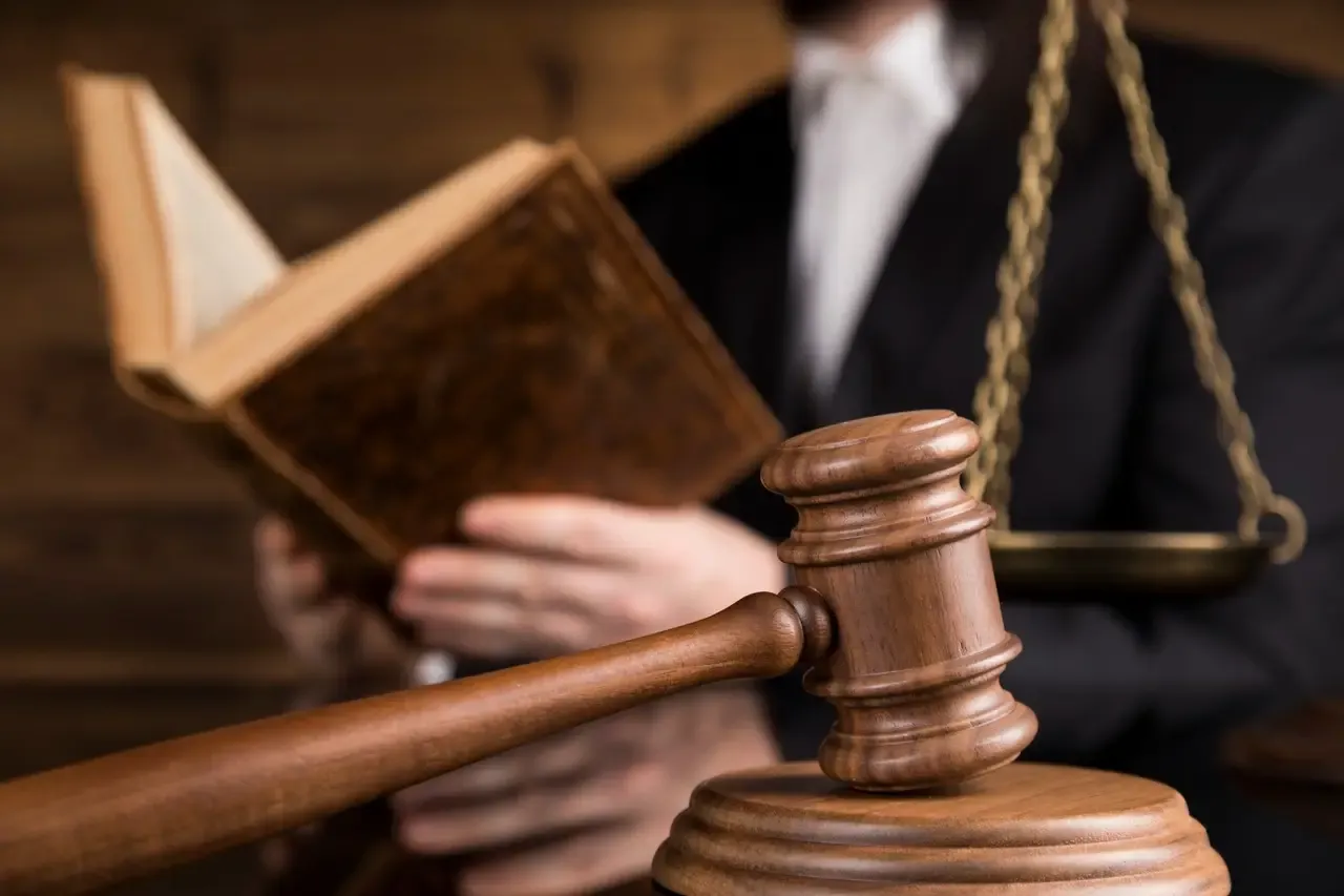 Młotek sędziowski, waga sprawiedliwości i księga prawa. To symbole tego, co można robić po prawie: zostać prawnikiem, sędzią, prokuratorem.