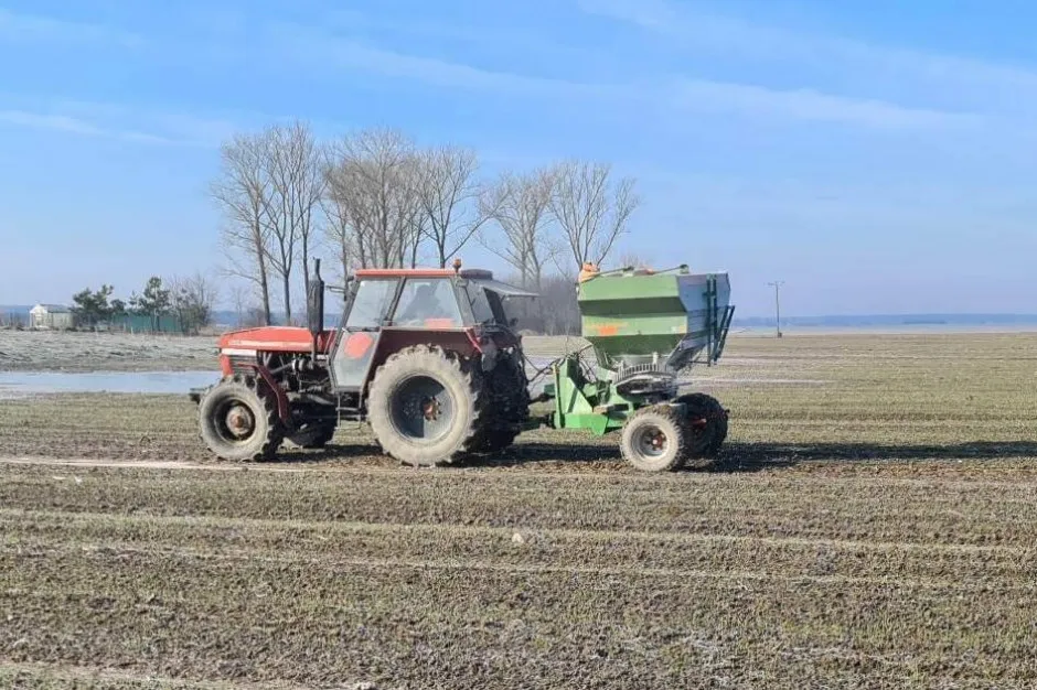 rolnik na polu z nawozami