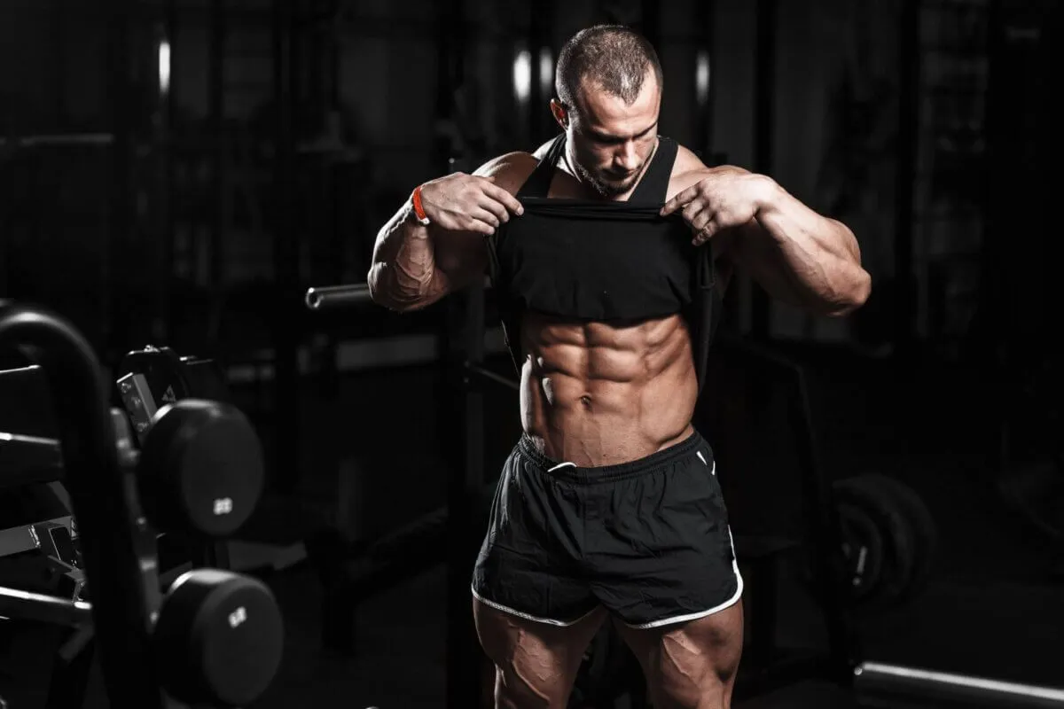 Osoba ćwicząca mięśnie brzucha z zegarem lub stoperem