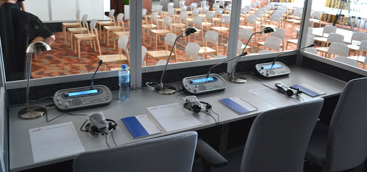 tłumacz symultaniczny w kabinie