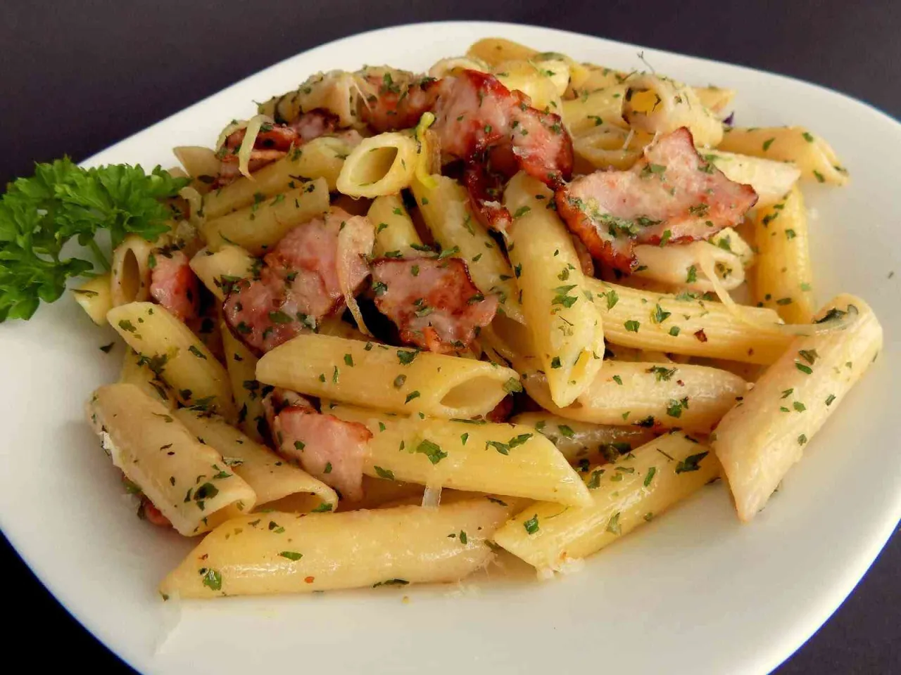 Makaron penne z boczkiem i natką pietruszki. Idealne danie, gdy szukasz, co na obiad szybko i tanio.