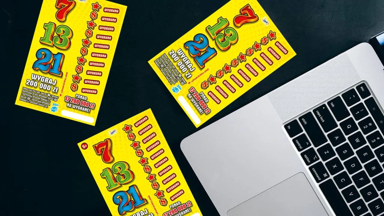 Zdrapki Lotto obok laptopa. Czy można grac w zdrapki online? Tak, to pytanie zadaje sobie wielu graczy, szukając emocji i szansy na wygraną.