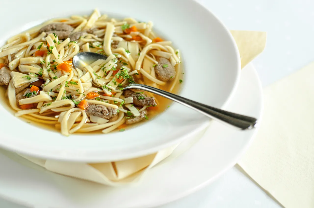 Regionalne wariacje rosołu śląski ros&oacute;ł kluski wątrobiane