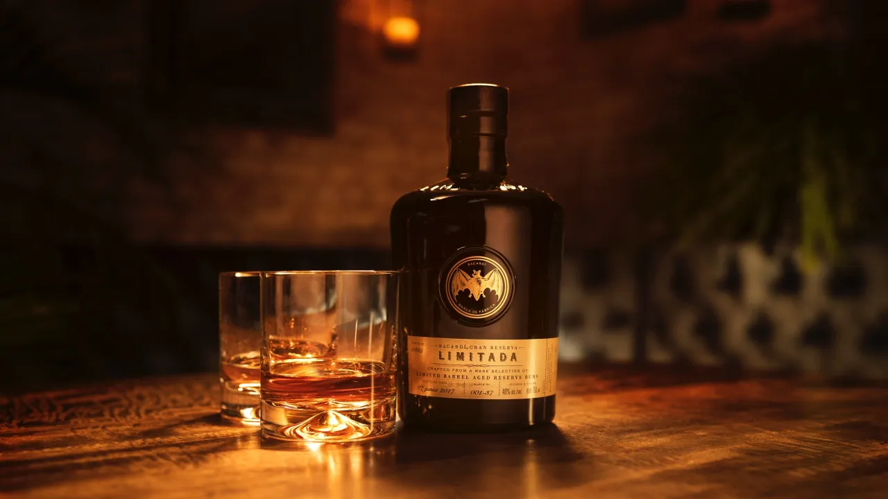 Różne rodzaje rumu w szklankach