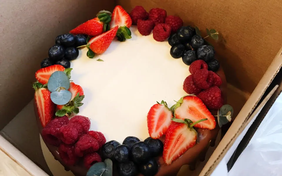 tort w pudełku w samochodzie