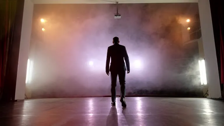 aktor na scenie w świetle reflektora