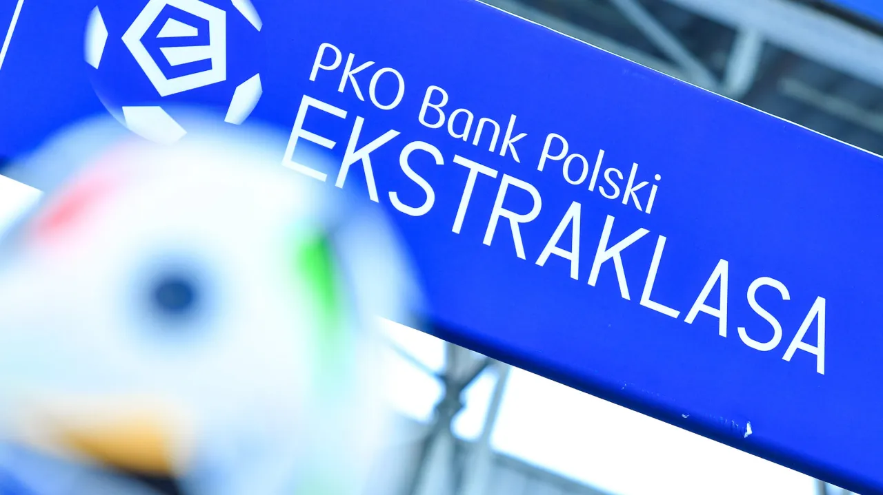 Niebieski baner z napisem 