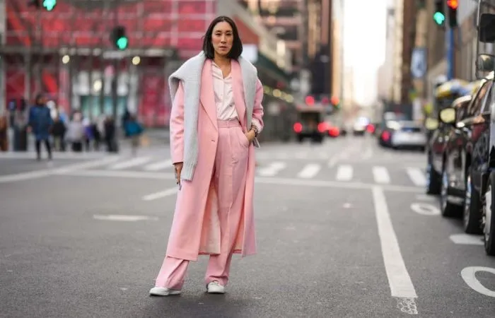 Różowe spodnie stylizacje do biura na co dzień na wieczór