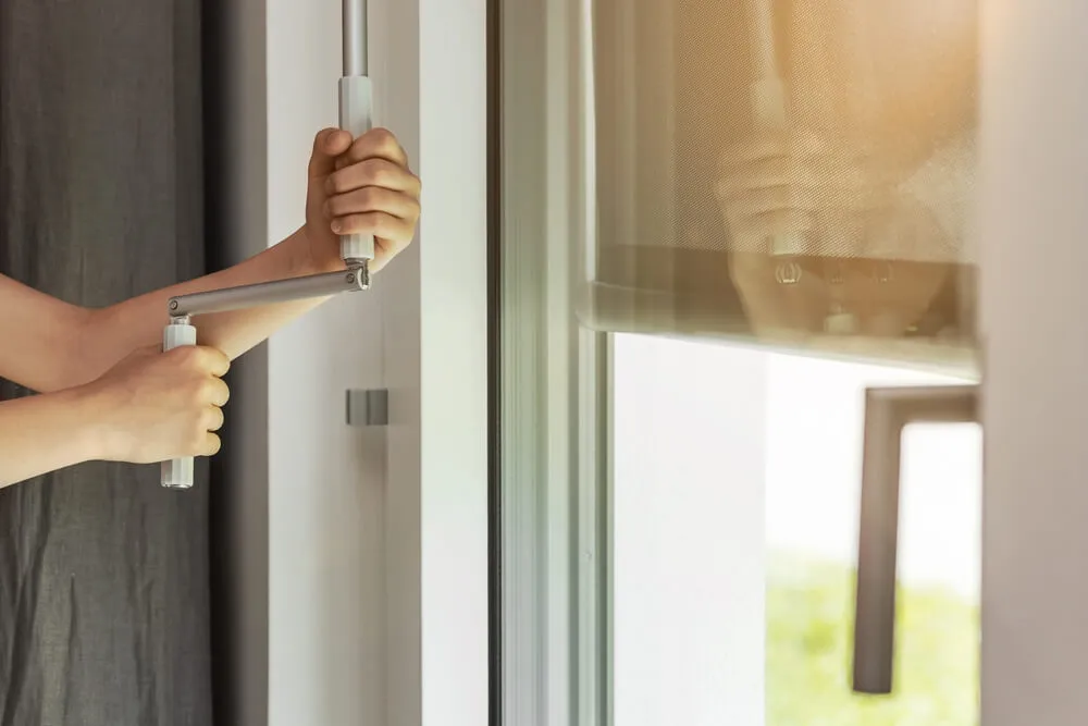 mechanizm rolety zewnętrznej ręczny vs elektryczny