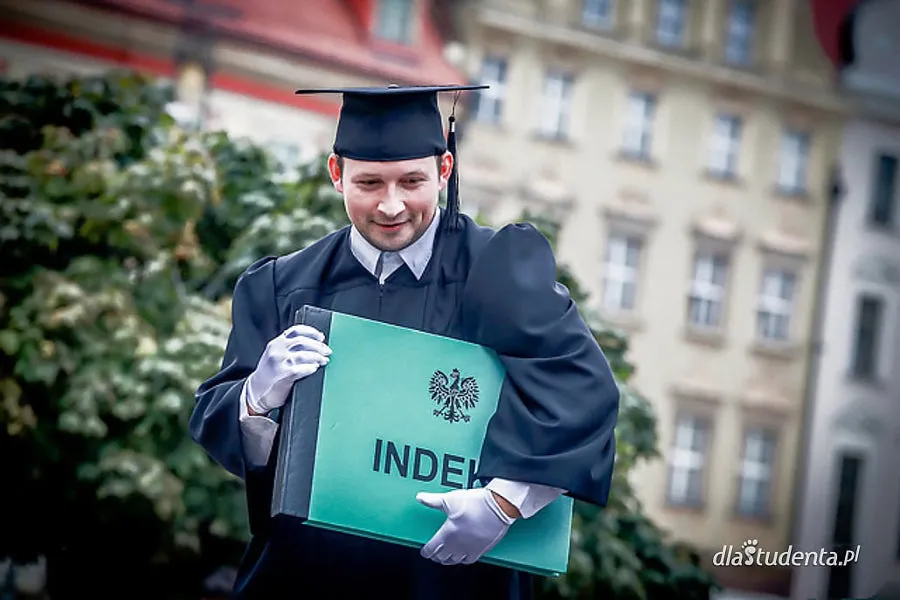 student roznoszący ulotki w mieście