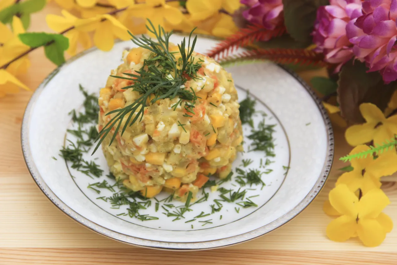 Sałatka warzywna z kukurydzą i jajkiem, ozdobiona koperkiem. Idealna, gdy zastanawiasz się, czym zastąpić majonez w sałatce warzywnej.