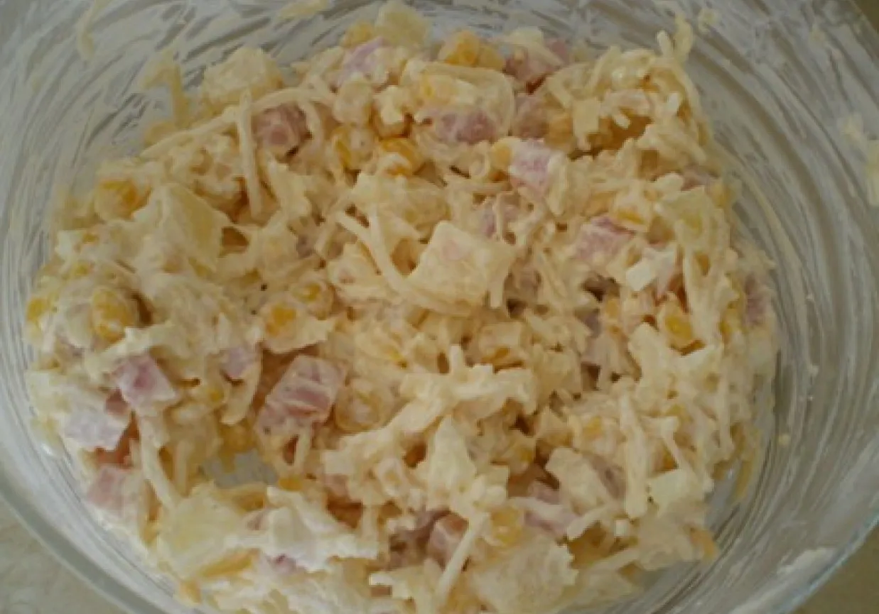 Sałatka z szynką, serem i ananasem