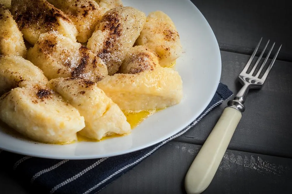 kluski leniwe wypływające na powierzchnię wody