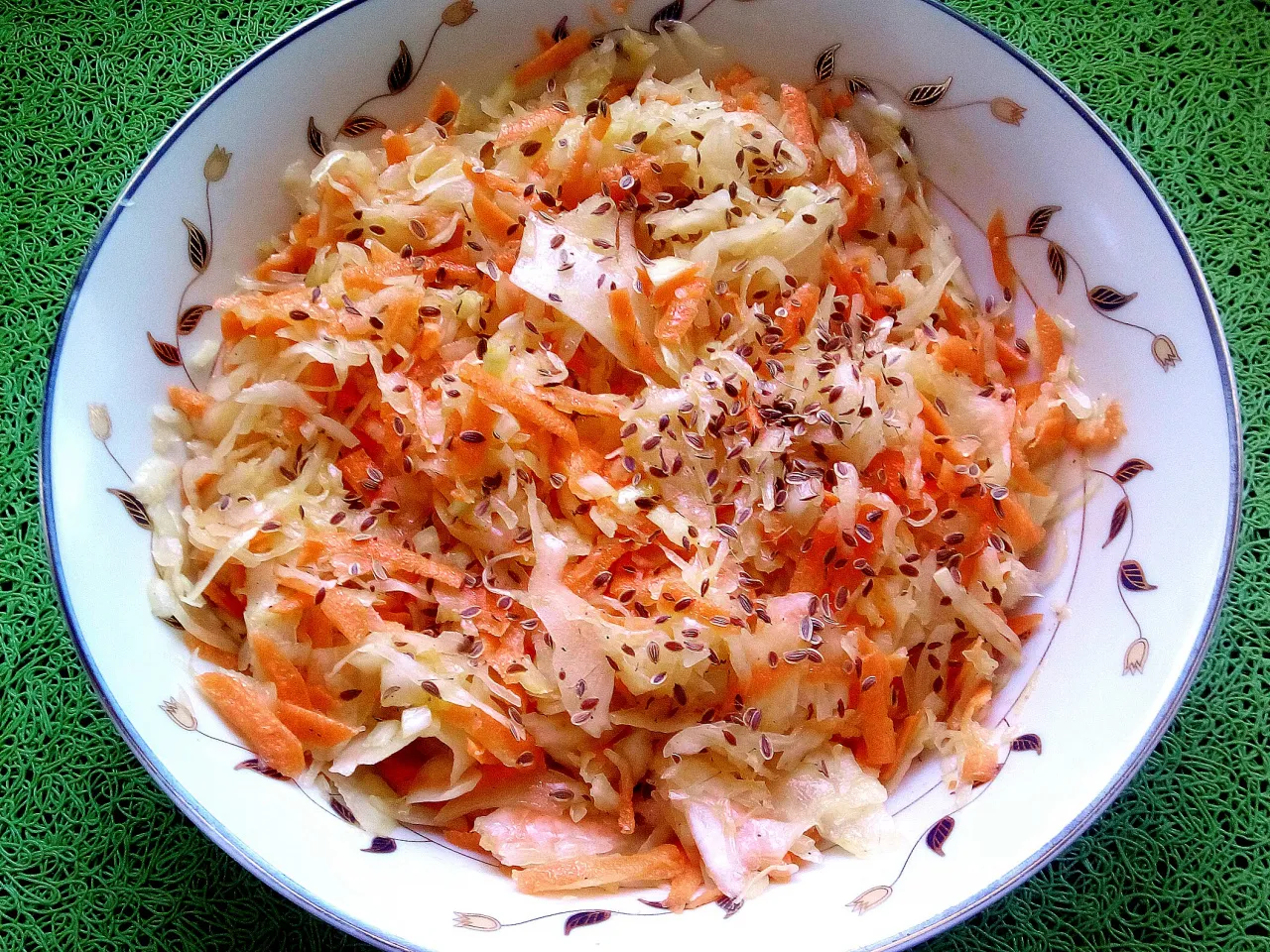 surówka z kiszonej kapusty do ryby smażonej