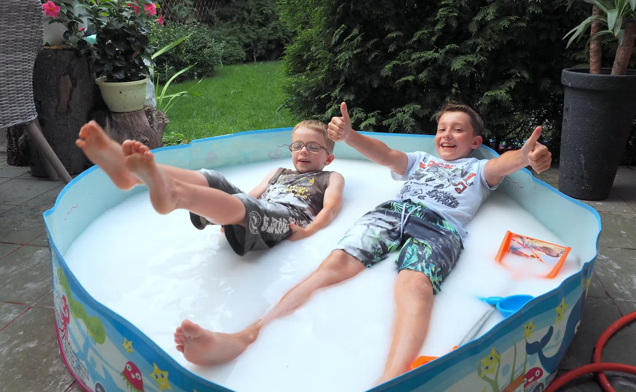 dziecko bawi się wodą sensorycznie