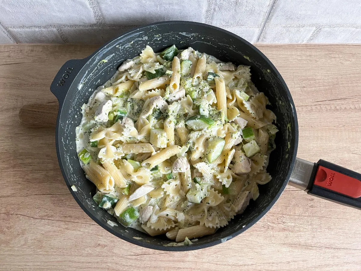 Warzywa na patelnię z makaronem i sosem