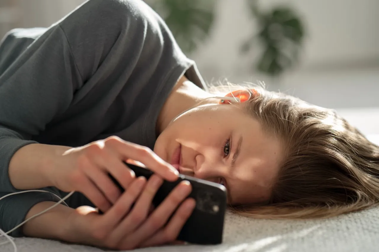 Osoba medytująca lub ciesząca się naturą bez telefonu