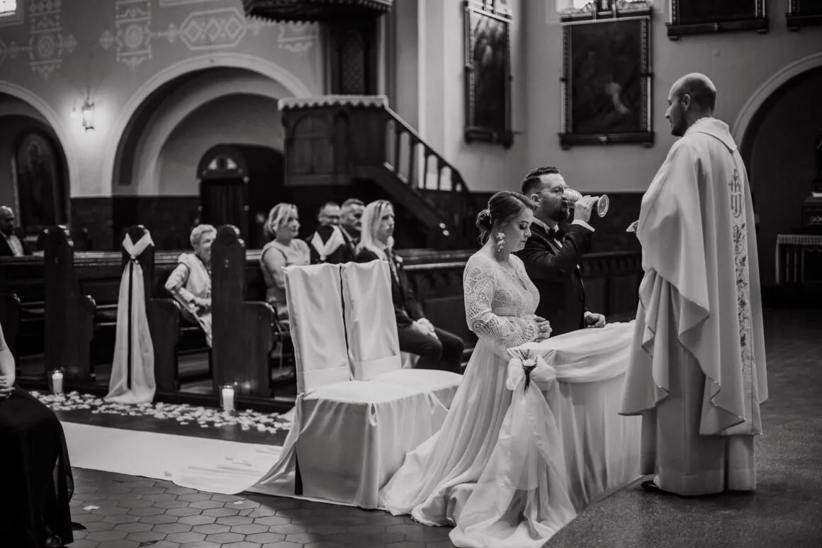 ślub konkordatowy, para w kościele, ksiądz