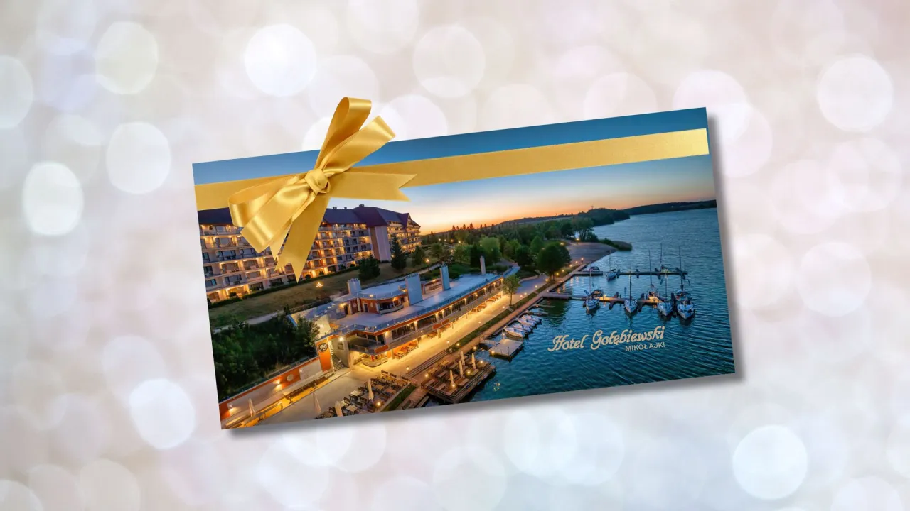 Karta podarunkowa z widokiem na Hotel Gołębiewski w Mikołajkach. Dowiedz się, ile kosztuje noc w hotelu Gołębiewskim.