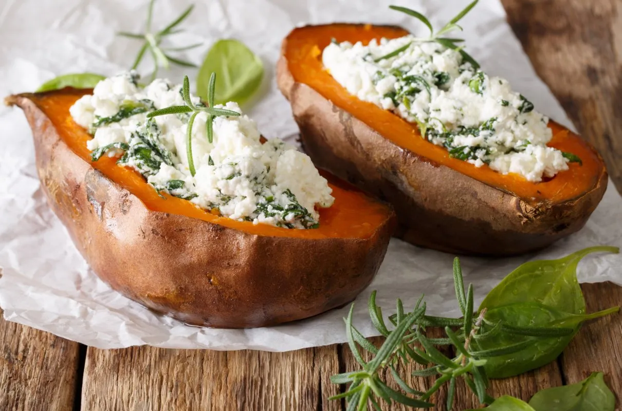 Grillowane bataty na talerzu