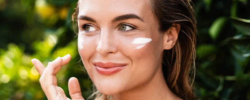 kobieta nakłada filtr spf na twarz