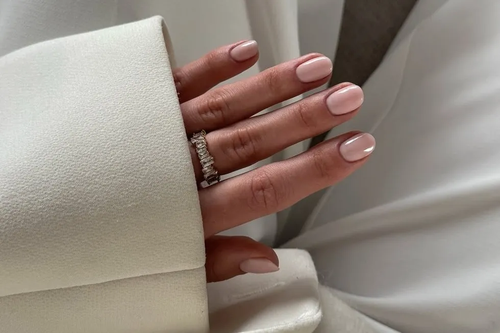 quiet luxury paznokcie inspiracje, elegancki minimalistyczny manicure