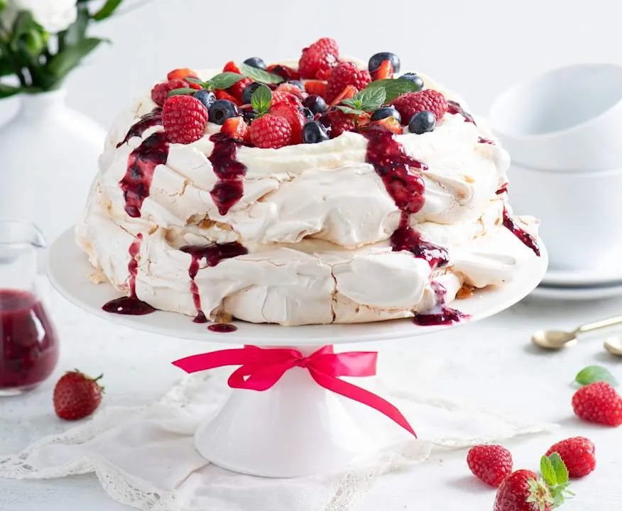 Tort bezowy z kremem i owocami