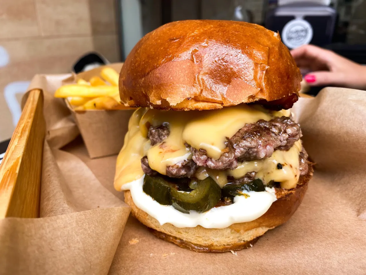 r&oacute;żne burgery w Polsce ceny