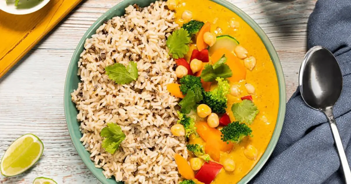 składniki na sos curry, mleczko kokosowe, przyprawy