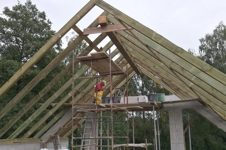 Zdjęcie Płatew kalenicowa bez podparcia: Kiedy i jak stosować w dachu