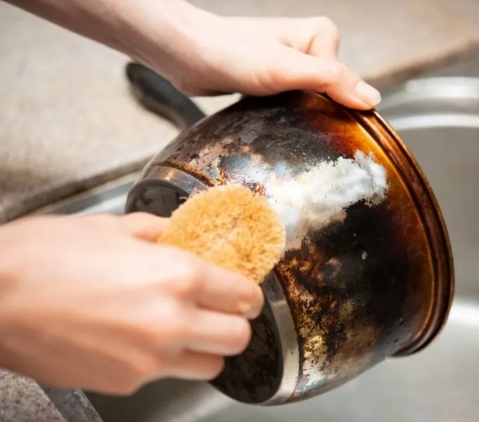 Zdjęcie Jak wyczyścić przypalony garnek ze stali nierdzewnej? Domowe sposoby