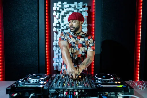 DJ grający w klubie nocnym