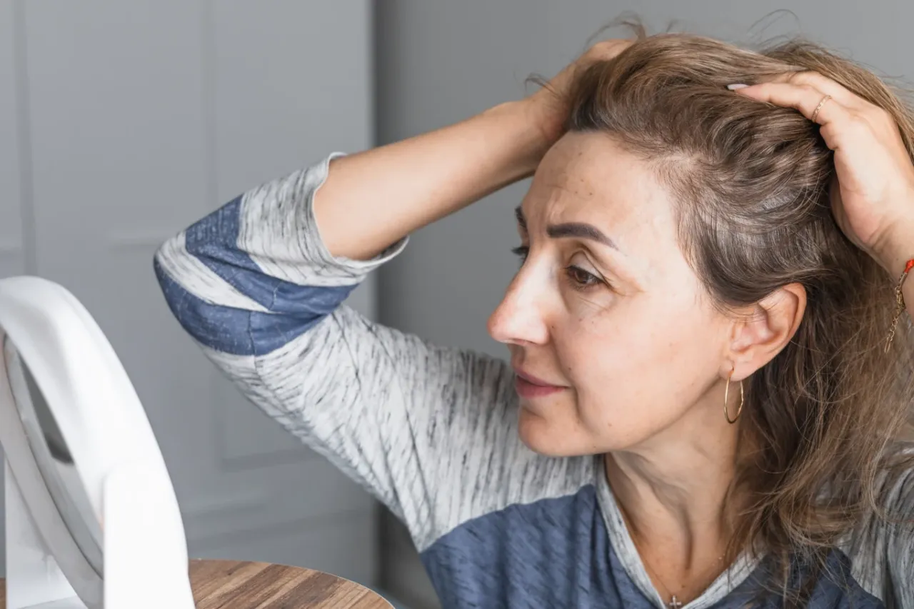 kobieta w średnim wieku dbająca o skórę i włosy, przyrost wagi menopauza, suchość pochwy