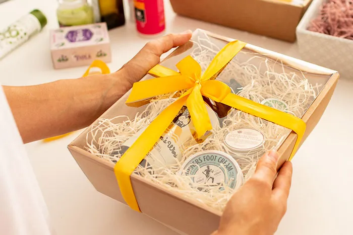 pięknie zapakowane prezenty, różnorodne opakowania