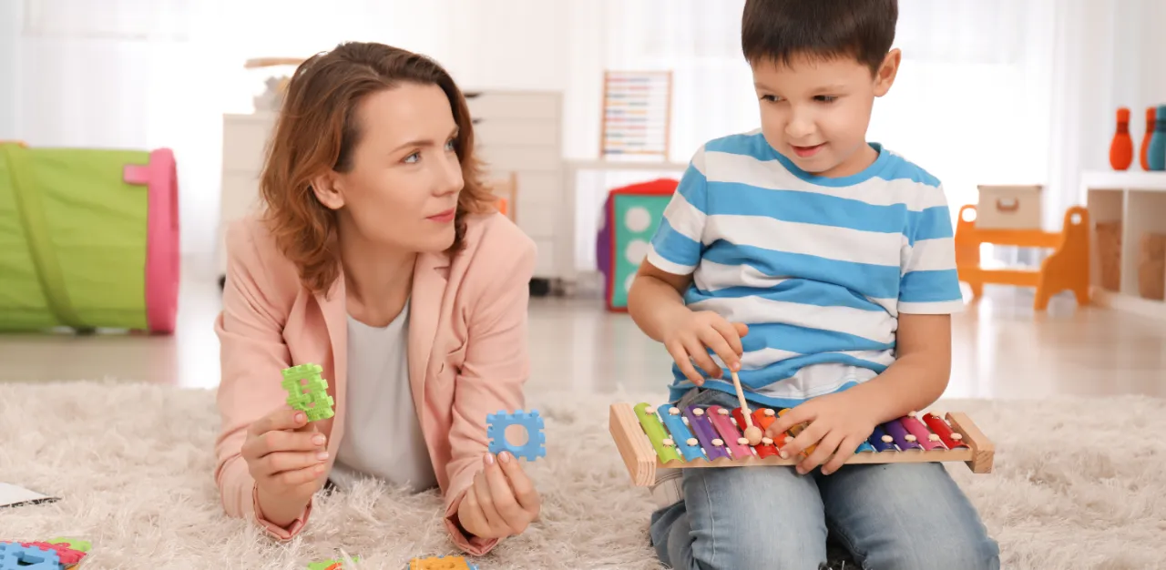 dziecko z niepełnosprawnością uczy się z materiał&oacute;w edukacyjnych