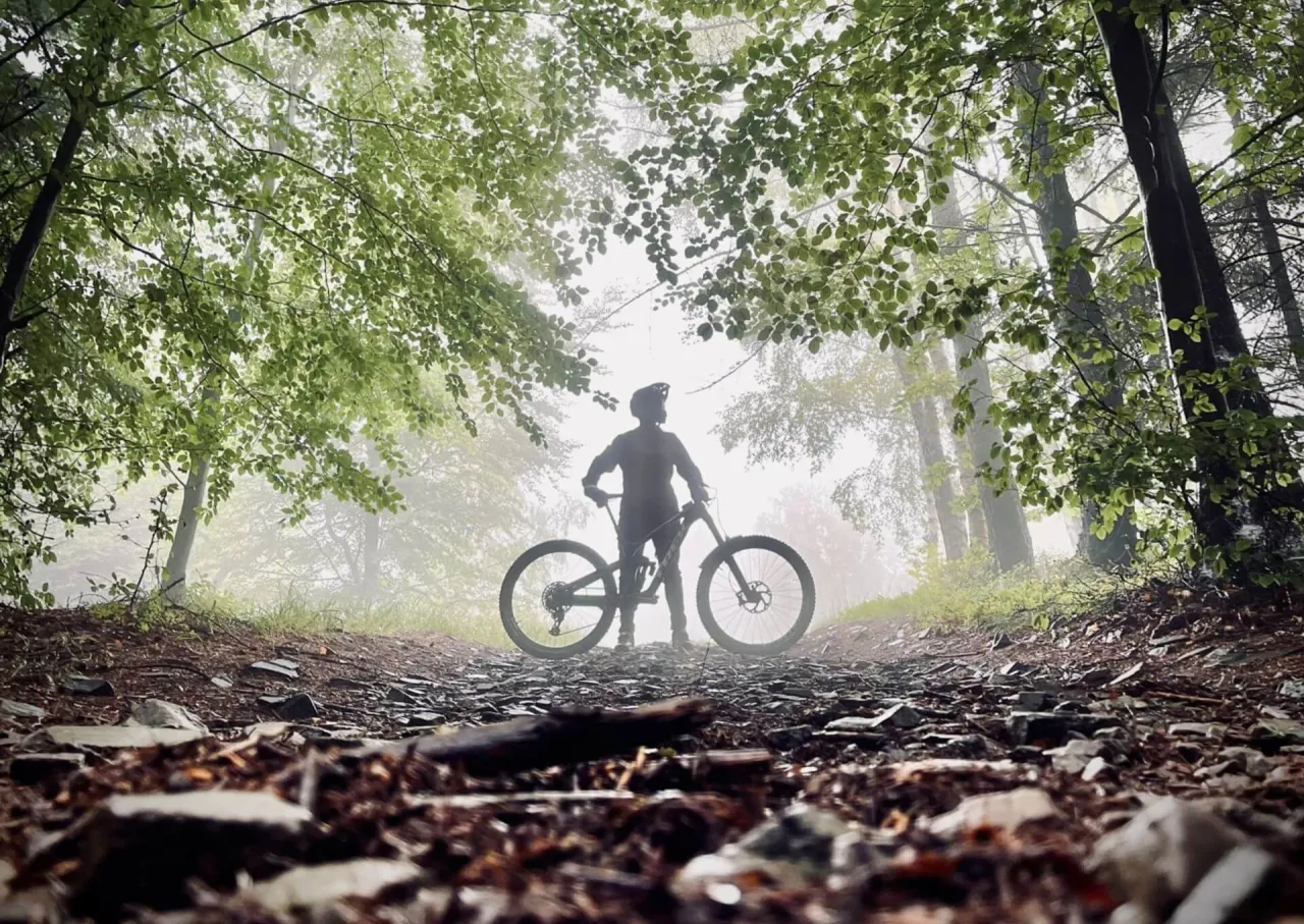 Zdjęcie Czy rower MTB nadaje się na asfalt? Odkryj wady i zalety jazdy
