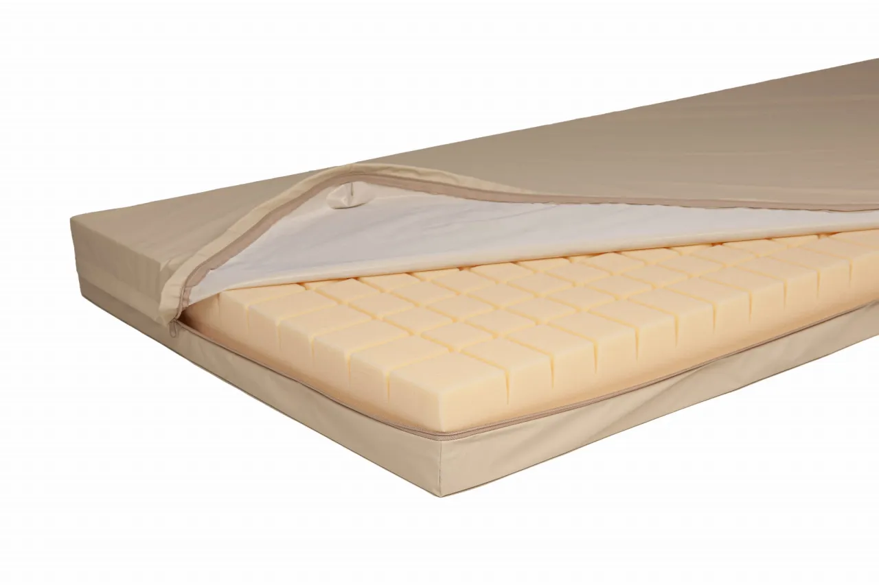 Materac przeciwodleżynowy z prześcieradłem