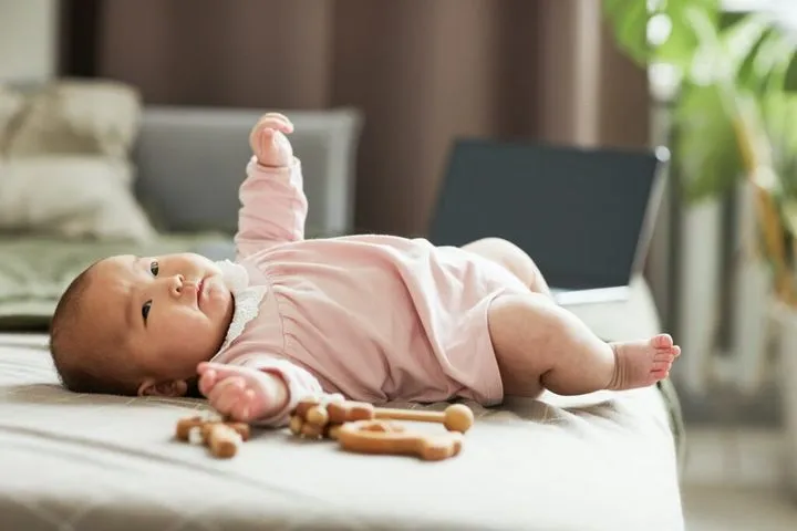 uśmiechnięte niemowlę patrzące prosto w obiektyw